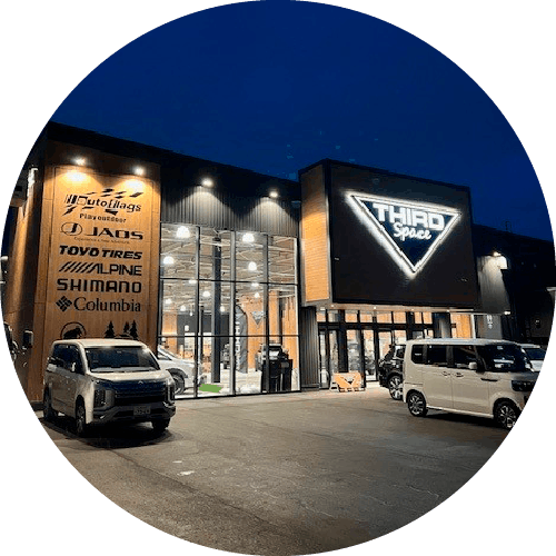 夜のTHIRD Space店舗外観写真