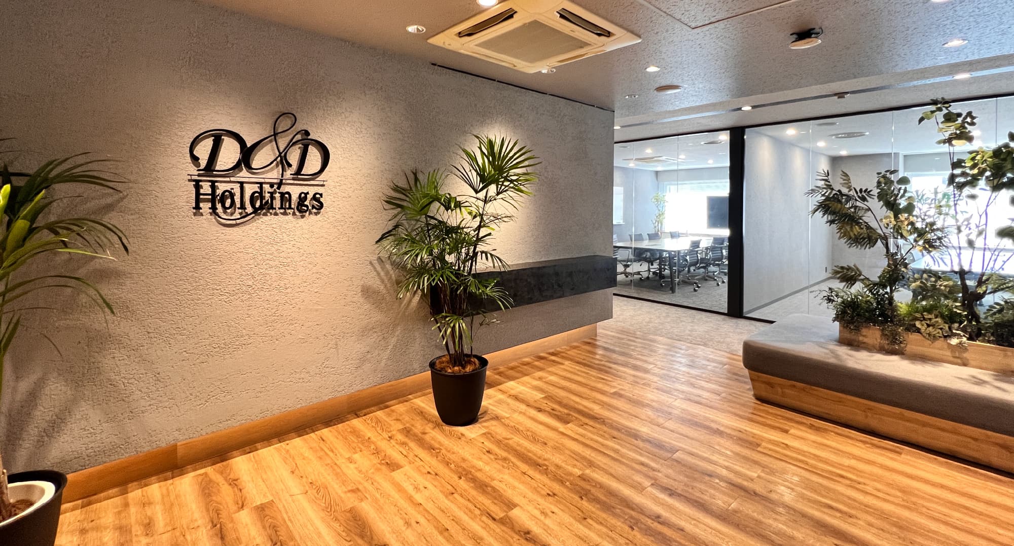 D&D Holdingsのロゴが掲げられた、オフィスのエントランス。