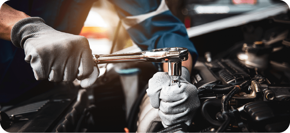 エンジンを整備する手元にフォーカスしたイメージ