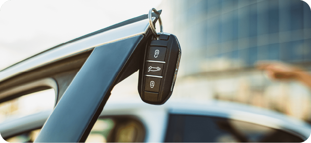 車の扉に引っ掛けられた車のキーのイメージ