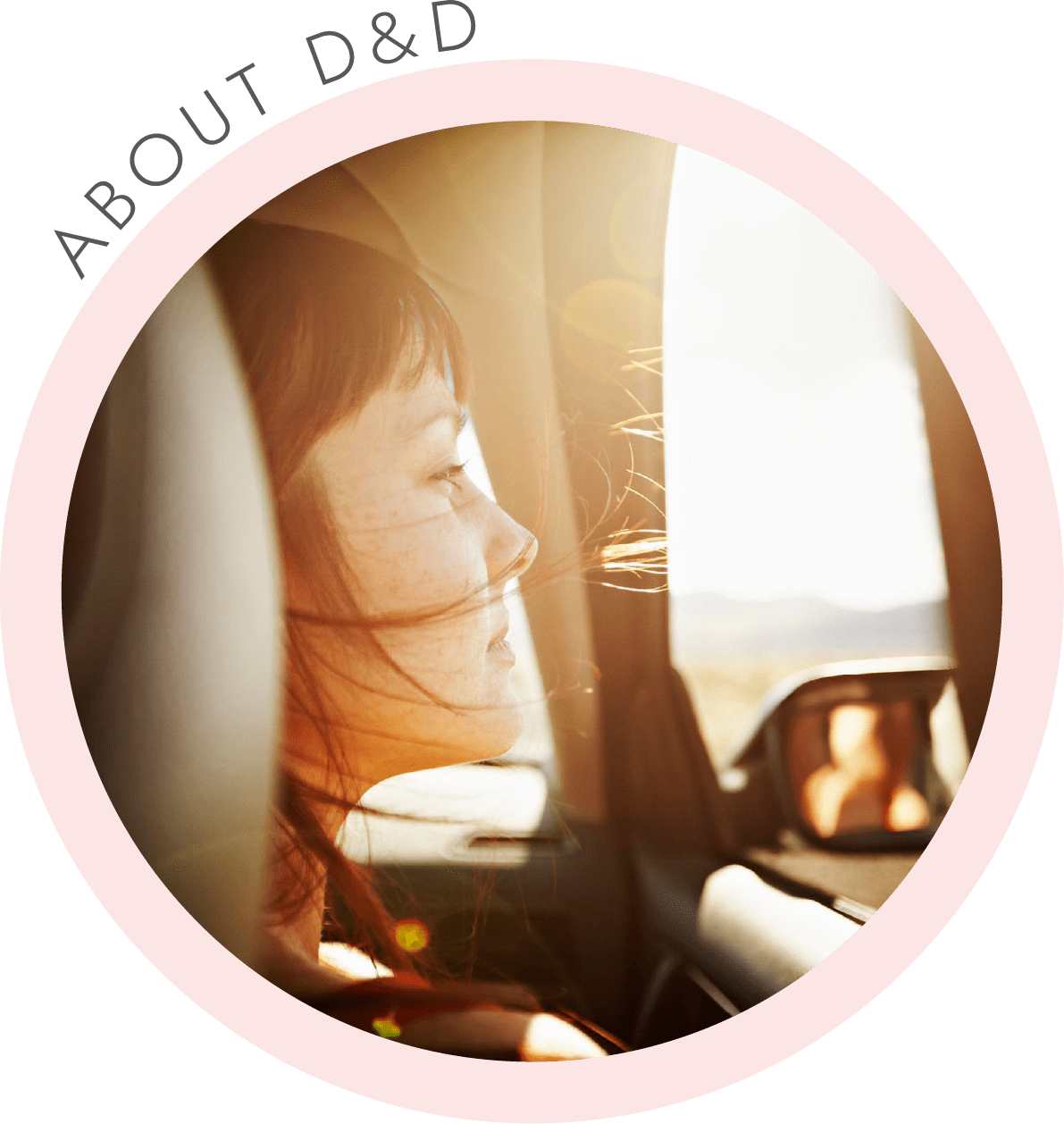 車窓から笑顔で外を眺める女性のイメージ。